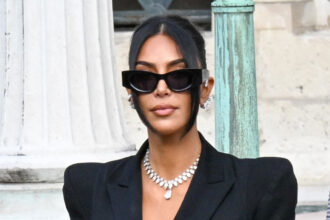 Kim Kardashian reagisce al verdetto dopo che 8 persone sono state ritenute colpevoli nella sua rapina a Parigi del 2016