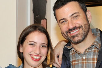 Jimmy Kimmel è un nonno! Katie, la figlia del conduttore a tarda notte, accoglie il primo figlio con il marito Will Logsdon