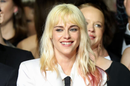 Kristen Stewart Rocks Short Satin Suit to Premiere del debutto alla regia "The Chronology of Water" a Cannes 2025