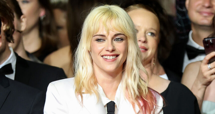 Kristen Stewart Rocks Short Satin Suit to Premiere del debutto alla regia "The Chronology of Water" a Cannes 2025