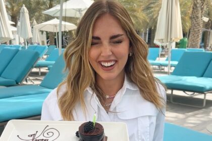 Chiara Ferragni festeggia i 38 anni lontano dall'Italia: torta di compleanno in Medio Oriente mentre impazzano le polemiche sulla sua società, guarda - Gossip.it