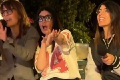 Laura Pausini festeggia 51 anni con le amiche del cuore Paola Cortellesi e Giorgia a Roma, si divertono come matte al karaoke: guarda - Gossip.it
