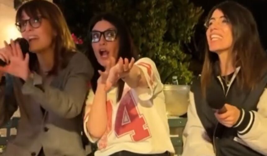 Laura Pausini festeggia 51 anni con le amiche del cuore Paola Cortellesi e Giorgia a Roma, si divertono come matte al karaoke: guarda - Gossip.it