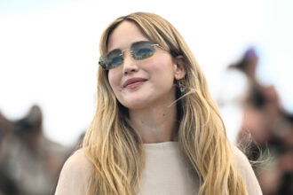 Jennifer Lawrence si ottiene sull'esperienza postpartum "estremamente isolante" dopo essere diventata madre, rivela il giorno più difficile filmare "Die, My Love" con Robert Pattinson