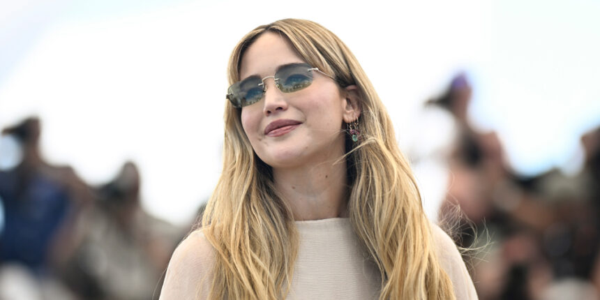 Jennifer Lawrence si ottiene sull'esperienza postpartum "estremamente isolante" dopo essere diventata madre, rivela il giorno più difficile filmare "Die, My Love" con Robert Pattinson
