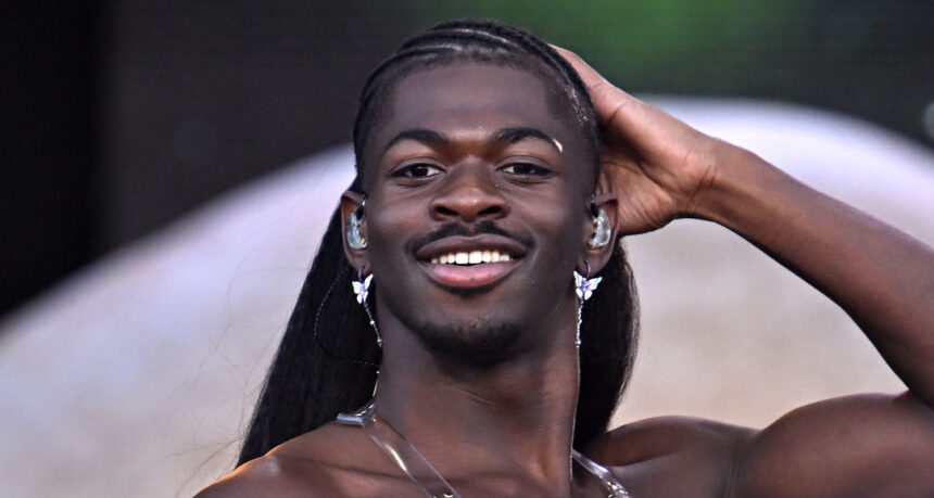 Lil Nas X tira fuori da Outloud Music Festival 2025 presso Weho Pride a causa del "problema medico in corso"