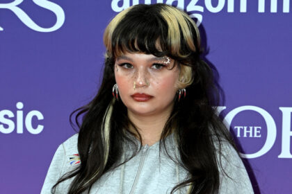 Lola Young fornisce dettagli sulla sessualità dopo il fan dice "No Man" le merita