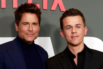 Rob Lowe e John Owen mostrano i loro muscoli in una nuova foto di palestra senza camicia