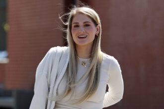 Meghan Trainor diventa certificato ID reale a Santa Monica dopo il cambiamento lirico "tutto su quel basso"