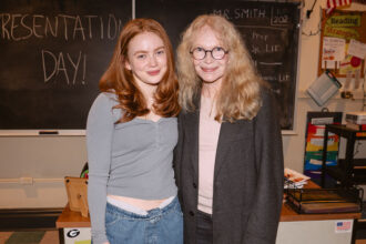 Mia Farrow visita il collega candidato al Tony Sadie Sink a "John Proctor è il cattivo" di Broadway