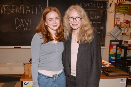Mia Farrow visita il collega candidato al Tony Sadie Sink a "John Proctor è il cattivo" di Broadway