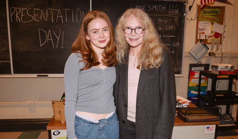 Mia Farrow visita il collega candidato al Tony Sadie Sink a "John Proctor è il cattivo" di Broadway