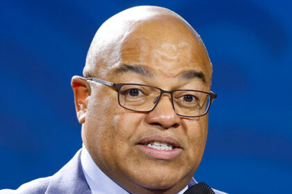 Mike Tirico spiega l'evento medico che ha causato la sua improvvisa uscita dal Kentucky Derby Copertura sulla NBC
