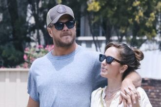 Minka Kelly e il fidanzato Dan Reynolds mostrano un PDA carino su Coffee Run a Los Angeles
