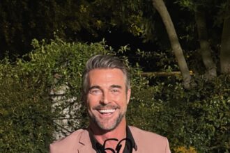 Flavio Montrucchio compie 50 anni! Dal ballo romantico con la sua Alessia Mancini alla torta: foto della festa - Gossip.it
