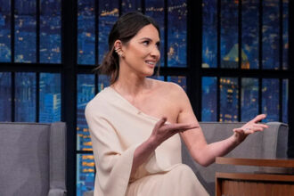 Olivia Munn ammette che sua madre non ha mai incontrato John Mulaney prima che il figlio Malcolm fosse nato - guarda ora!