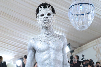 Lil Nas X si riflette su un look da gala quasi nudo e perché non vuole mai vederlo più