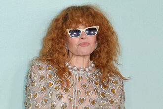 Natasha Lyonne presiede la seconda stagione di "Poker Face" a Los Angeles con il cast di ospiti stellato