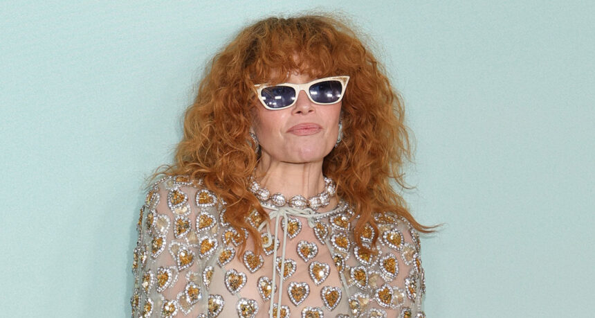 Natasha Lyonne presiede la seconda stagione di "Poker Face" a Los Angeles con il cast di ospiti stellato