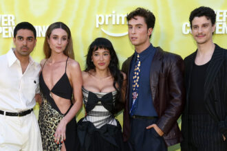 Benito Skinner, Wally Baram, Adam DiMarco e altri partecipano alla premiere di "Overcompensting" in La