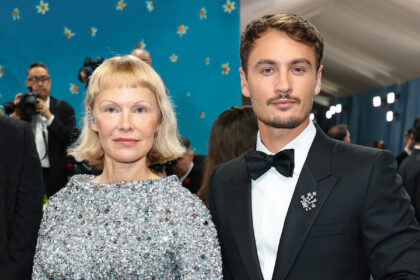 Pamela Anderson porta il figlio Brandon Thomas Lee come appuntamento a Met Gala 2025