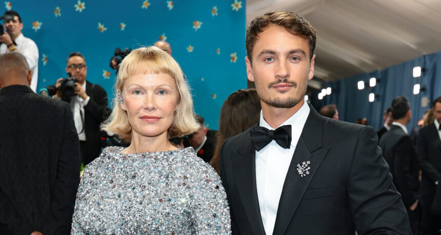 Pamela Anderson porta il figlio Brandon Thomas Lee come appuntamento a Met Gala 2025