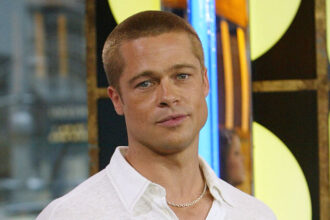 Brad Pitt ha individuato di nuovo con il ronzio, 20 anni dopo il debutto di quel look iconico