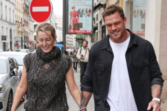 Alan Ritchson e moglie Catherine si tengono per mano mentre si gode la passeggiata romantica intorno a Parigi