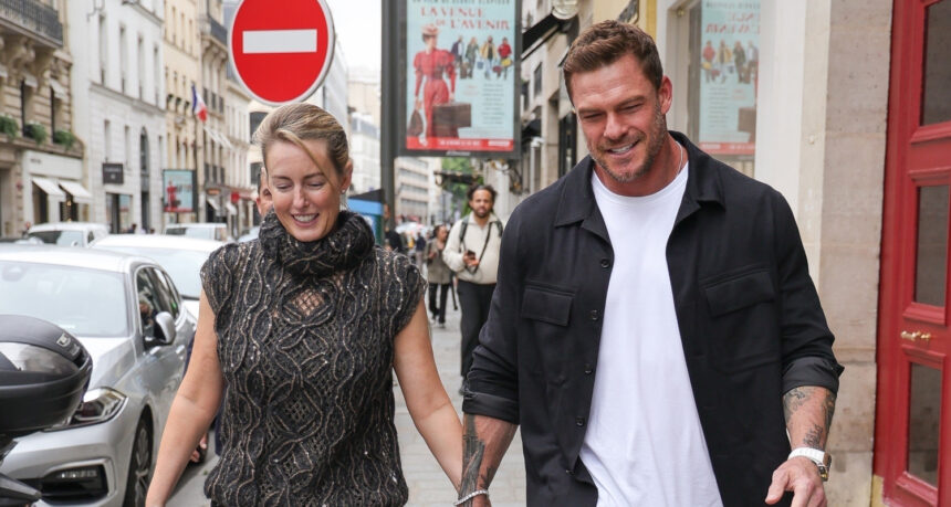 Alan Ritchson e moglie Catherine si tengono per mano mentre si gode la passeggiata romantica intorno a Parigi