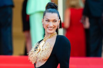 Lo sguardo più rischioso di Bella Hadid include catsuit e così tanti abiti nudi