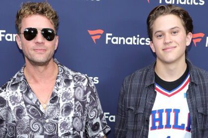 Ryan Phillippe dettaglia l'esperienza "unica" di avere figlio Deacon interpretare suo fratello nel nuovo spettacolo "Motorheads"