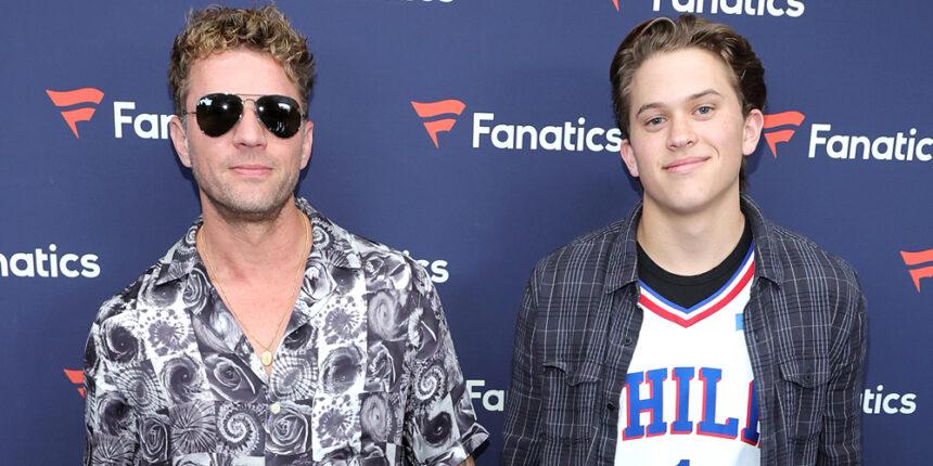 Ryan Phillippe dettaglia l'esperienza "unica" di avere figlio Deacon interpretare suo fratello nel nuovo spettacolo "Motorheads"