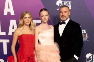Liev Schreiber & Daughter Kai Aiuta a sostenere LGBTQ+ Gioventù al Gala primaverile del Centro di Ali Forney