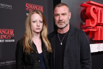 Liev Schreiber fa i primi commenti sulla figlia trans Kai, rivela la sua reazione alla sua uscita