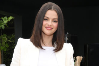 Selena Gomez fa un'apparizione a sorpresa al raro vertice di salute mentale
