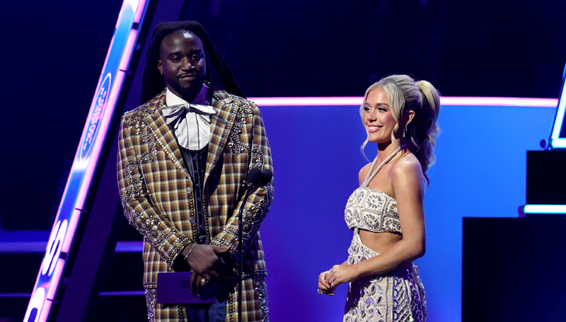 La reazione di Shaboozey al commento di Megan Moroney all'AMAS 2025 diventa virale dopo le star di campagna presentate insieme