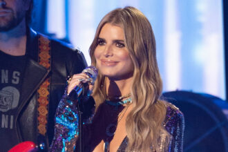 Jessica Simpson si esibisce durante il finale di "American Idol", la sua prima apparizione televisiva in 15 anni - Guarda ora!