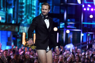 Alexander Skarsgard indossava la biancheria intima di un famoso amico in un memorabile momento dei premi MTV nel 2016