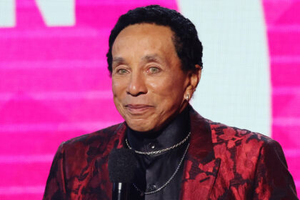 Smokey Robinson sotto indagine penale tra accuse di aggressione sessuale