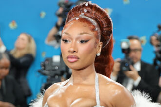 Megan Thee Stallion reagisce alle voci che è vietato da Met Gala dopo aver usato il telefono all'interno