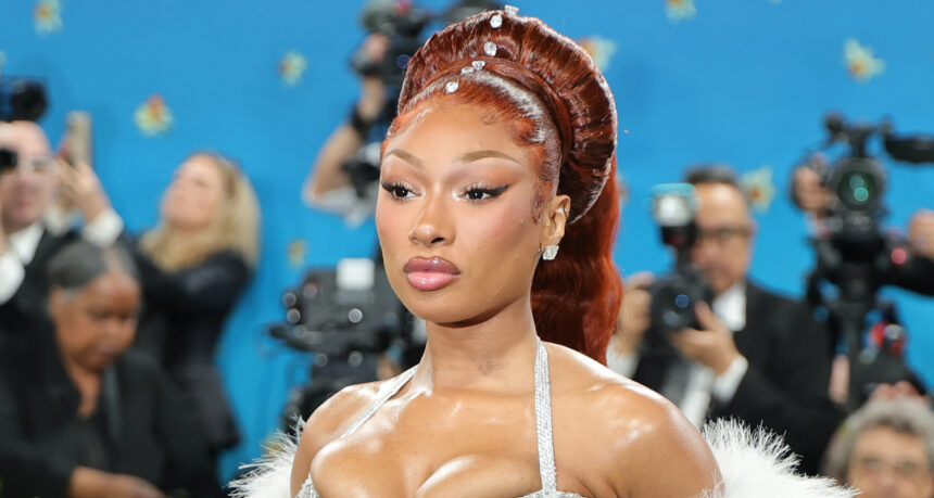 Megan Thee Stallion reagisce alle voci che è vietato da Met Gala dopo aver usato il telefono all'interno