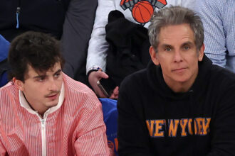 Timothee Chalamet si trova a bordo campo con Ben Stiller a Knicks vs. Gioco pacers