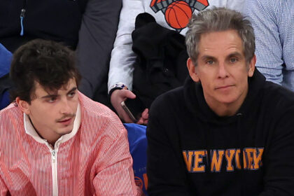 Timothee Chalamet si trova a bordo campo con Ben Stiller a Knicks vs. Gioco pacers
