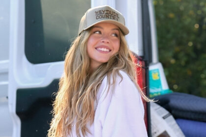 Sydney Sweeney esce in accappatoio durante le riprese di spot in Florida dopo aver annunciato che sta vendendo il suo bagno usato da bagno