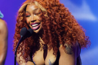 SZA indossa pastie abbagliata sotto il vestito all'AMAS 2025, dove ha già raccolto più vittorie!