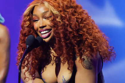 SZA indossa pastie abbagliata sotto il vestito all'AMAS 2025, dove ha già raccolto più vittorie!