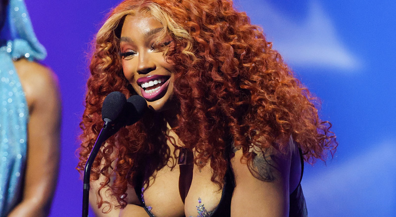 SZA indossa pastie abbagliata sotto il vestito all'AMAS 2025, dove ha già raccolto più vittorie!