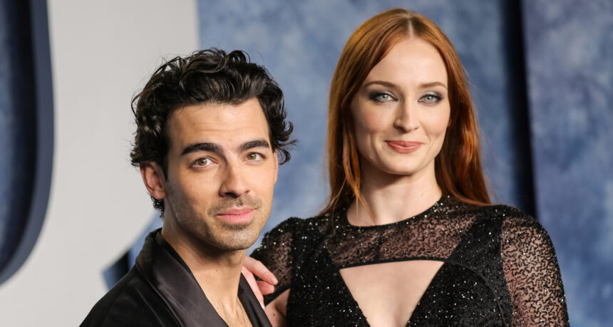 Sophie Turner loda l'ex marito "Music" per persone che credono in amore "