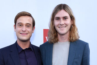Celebrity Medium Tyler Henry sposa il fidanzato di vecchia data Clint Godwin!