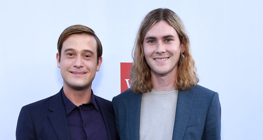 Celebrity Medium Tyler Henry sposa il fidanzato di vecchia data Clint Godwin!